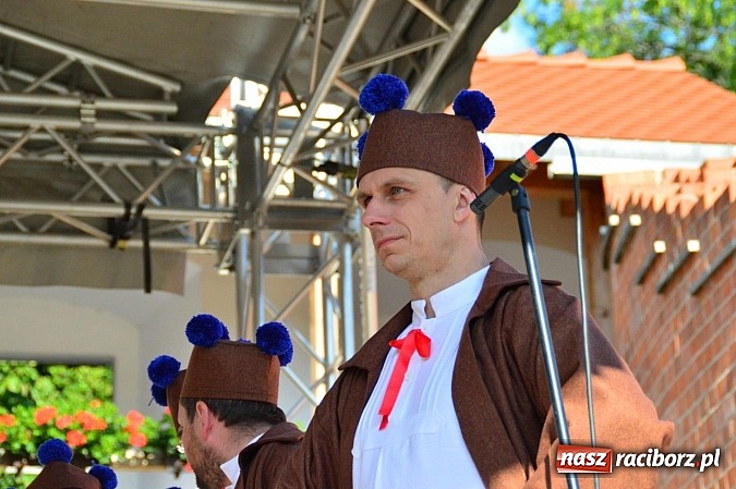 Zdjęcie w galerii na portalu naszraciborz.pl: Kolorowi tancerze wystąpili na dziedzińcu Zamku Piastowskiego wiadomości z regionu