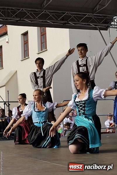 Zdjęcie w galerii na portalu naszraciborz.pl: Kolorowi tancerze wystąpili na dziedzińcu Zamku Piastowskiego wiadomości z regionu
