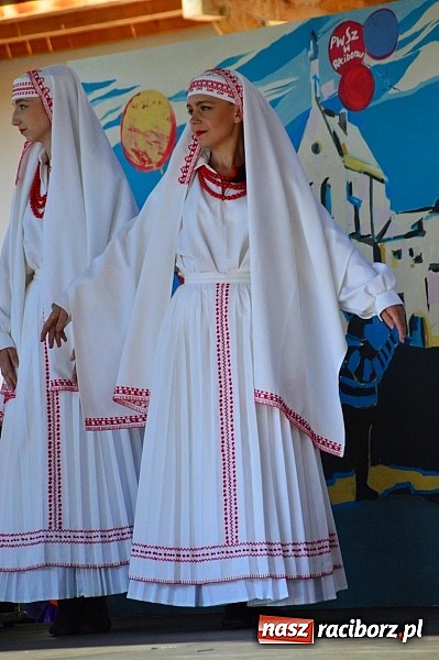 Zdjęcie w galerii na portalu naszraciborz.pl: Kolorowi tancerze wystąpili na dziedzińcu Zamku Piastowskiego wiadomości z regionu