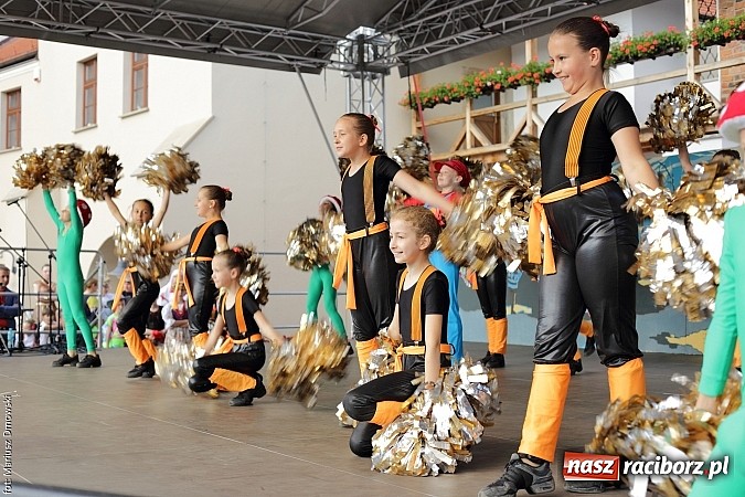 Zdjęcie w galerii na portalu naszraciborz.pl: Kolorowi tancerze wystąpili na dziedzińcu Zamku Piastowskiego wiadomości z regionu