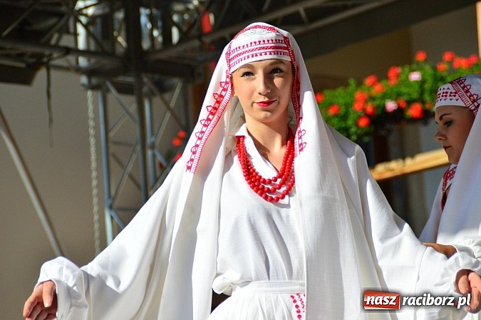 Zdjęcie w galerii na portalu naszraciborz.pl: Kolorowi tancerze wystąpili na dziedzińcu Zamku Piastowskiego wiadomości z regionu