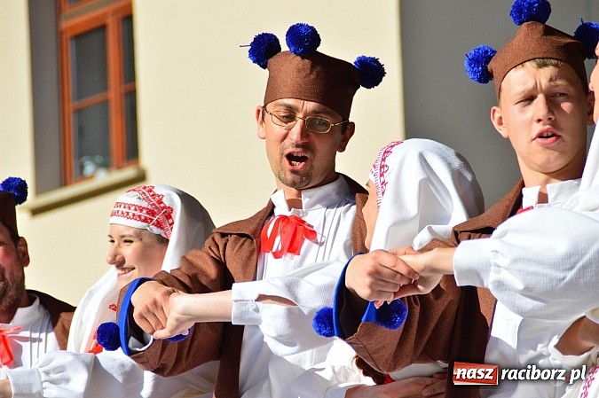 Zdjęcie w galerii na portalu naszraciborz.pl: Kolorowi tancerze wystąpili na dziedzińcu Zamku Piastowskiego wiadomości z regionu