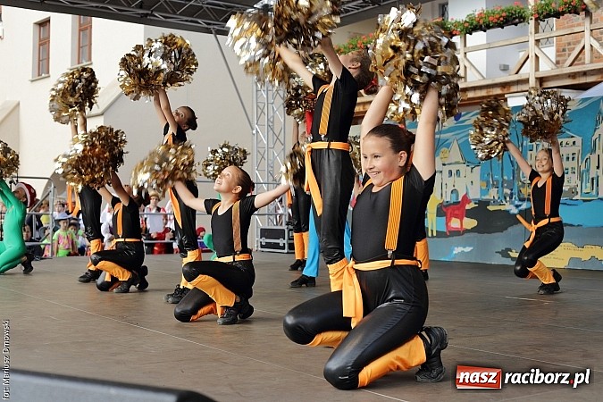 Zdjęcie w galerii na portalu naszraciborz.pl: Kolorowi tancerze wystąpili na dziedzińcu Zamku Piastowskiego wiadomości z regionu