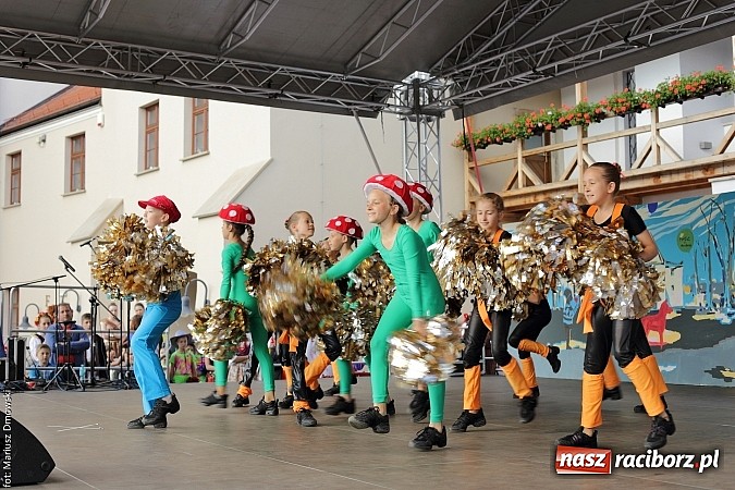 Zdjęcie w galerii na portalu naszraciborz.pl: Kolorowi tancerze wystąpili na dziedzińcu Zamku Piastowskiego wiadomości z regionu