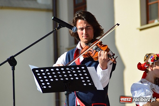 Zdjęcie w galerii na portalu naszraciborz.pl: Kolorowi tancerze wystąpili na dziedzińcu Zamku Piastowskiego wiadomości z regionu