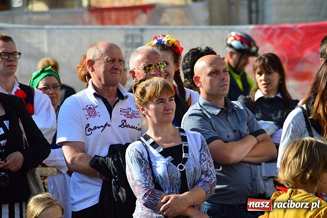 Zdjęcie w galerii na portalu naszraciborz.pl: Kolorowi tancerze wystąpili na dziedzińcu Zamku Piastowskiego wiadomości z regionu