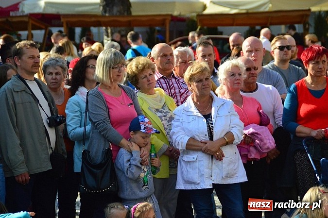 Zdjęcie w galerii na portalu naszraciborz.pl: Kolorowi tancerze wystąpili na dziedzińcu Zamku Piastowskiego wiadomości z regionu