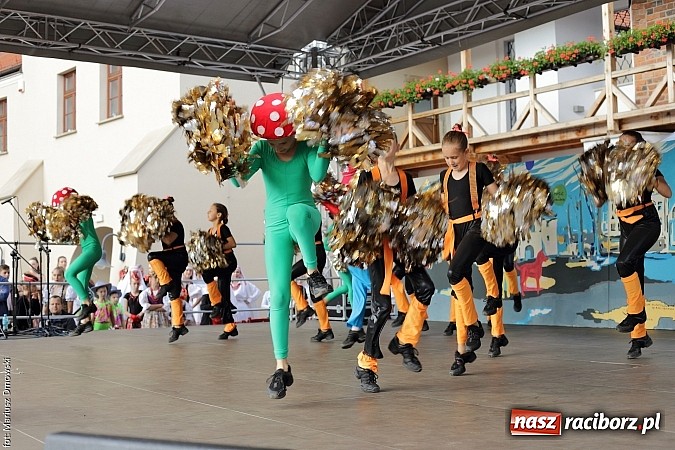 Zdjęcie w galerii na portalu naszraciborz.pl: Kolorowi tancerze wystąpili na dziedzińcu Zamku Piastowskiego wiadomości z regionu