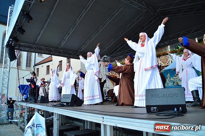 Zdjęcie w galerii na portalu naszraciborz.pl: Kolorowi tancerze wystąpili na dziedzińcu Zamku Piastowskiego wiadomości z regionu