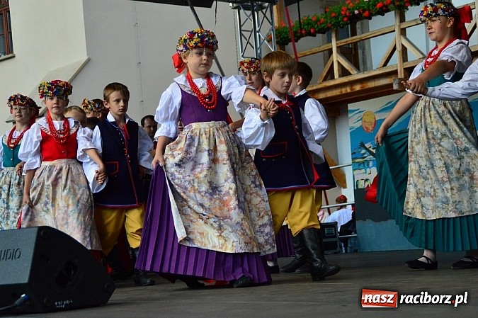 Zdjęcie w galerii na portalu naszraciborz.pl: Kolorowi tancerze wystąpili na dziedzińcu Zamku Piastowskiego wiadomości z regionu