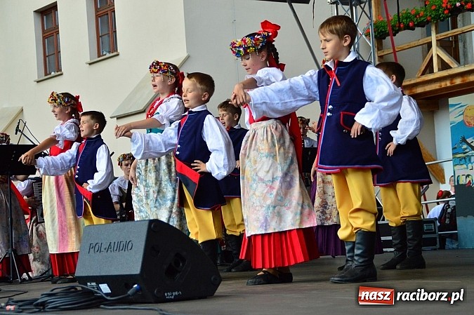 Zdjęcie w galerii na portalu naszraciborz.pl: Kolorowi tancerze wystąpili na dziedzińcu Zamku Piastowskiego wiadomości z regionu