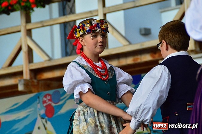 Zdjęcie w galerii na portalu naszraciborz.pl: Kolorowi tancerze wystąpili na dziedzińcu Zamku Piastowskiego wiadomości z regionu