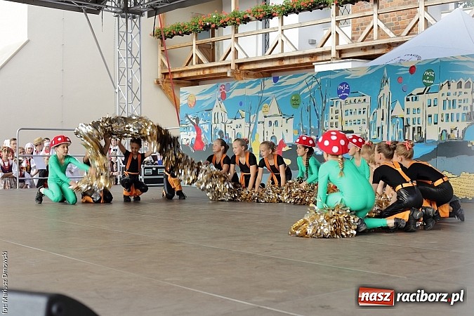 Zdjęcie w galerii na portalu naszraciborz.pl: Kolorowi tancerze wystąpili na dziedzińcu Zamku Piastowskiego wiadomości z regionu