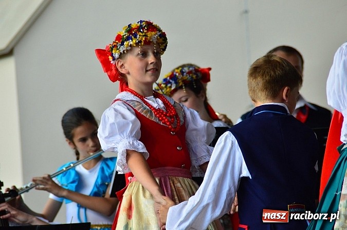 Zdjęcie w galerii na portalu naszraciborz.pl: Kolorowi tancerze wystąpili na dziedzińcu Zamku Piastowskiego wiadomości z regionu