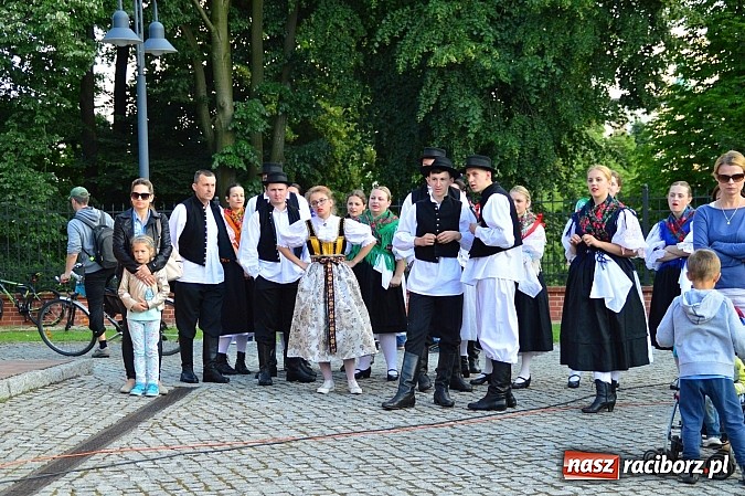 Zdjęcie w galerii na portalu naszraciborz.pl: Kolorowi tancerze wystąpili na dziedzińcu Zamku Piastowskiego wiadomości z regionu