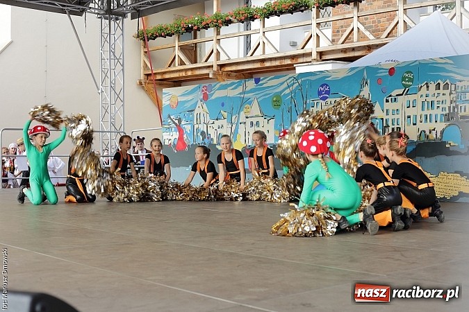 Zdjęcie w galerii na portalu naszraciborz.pl: Kolorowi tancerze wystąpili na dziedzińcu Zamku Piastowskiego wiadomości z regionu