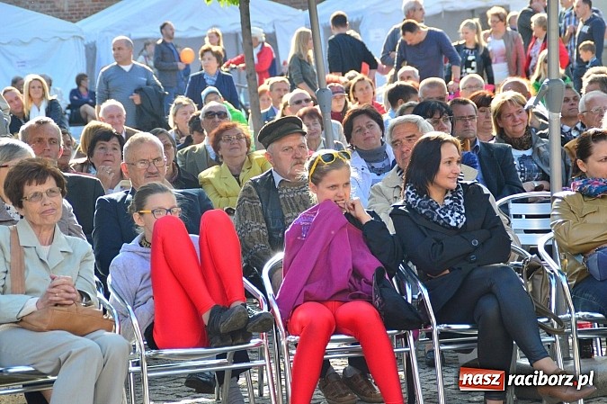 Zdjęcie w galerii na portalu naszraciborz.pl: Kolorowi tancerze wystąpili na dziedzińcu Zamku Piastowskiego wiadomości z regionu