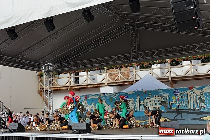 Zdjęcie w galerii na portalu naszraciborz.pl: Kolorowi tancerze wystąpili na dziedzińcu Zamku Piastowskiego wiadomości z regionu