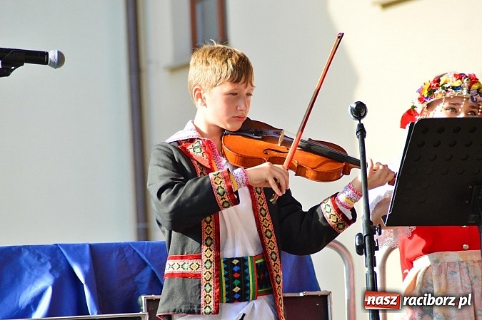 Zdjęcie w galerii na portalu naszraciborz.pl: Kolorowi tancerze wystąpili na dziedzińcu Zamku Piastowskiego wiadomości z regionu