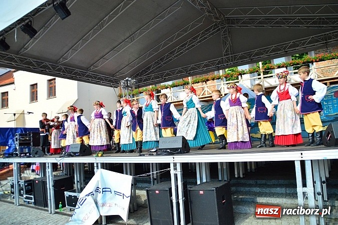 Zdjęcie w galerii na portalu naszraciborz.pl: Kolorowi tancerze wystąpili na dziedzińcu Zamku Piastowskiego wiadomości z regionu