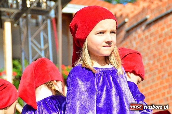 Zdjęcie w galerii na portalu naszraciborz.pl: Kolorowi tancerze wystąpili na dziedzińcu Zamku Piastowskiego wiadomości z regionu