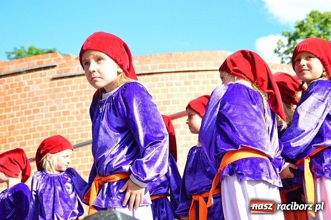 Zdjęcie w galerii na portalu naszraciborz.pl: Kolorowi tancerze wystąpili na dziedzińcu Zamku Piastowskiego wiadomości z regionu