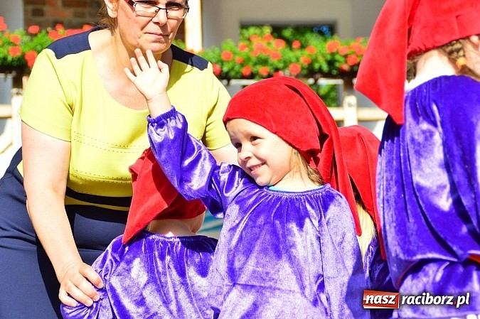 Zdjęcie w galerii na portalu naszraciborz.pl: Kolorowi tancerze wystąpili na dziedzińcu Zamku Piastowskiego wiadomości z regionu