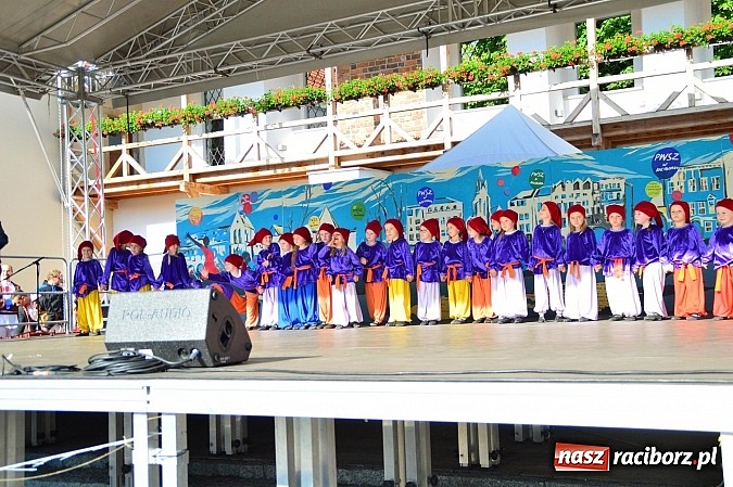 Zdjęcie w galerii na portalu naszraciborz.pl: Kolorowi tancerze wystąpili na dziedzińcu Zamku Piastowskiego wiadomości z regionu