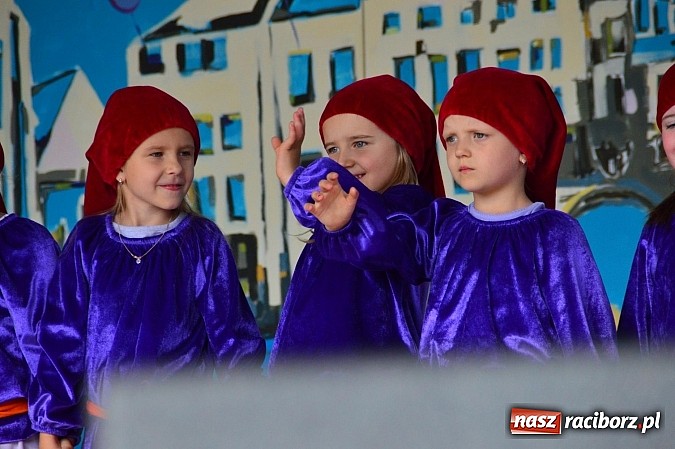 Zdjęcie w galerii na portalu naszraciborz.pl: Kolorowi tancerze wystąpili na dziedzińcu Zamku Piastowskiego wiadomości z regionu