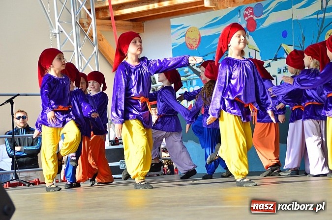 Zdjęcie w galerii na portalu naszraciborz.pl: Kolorowi tancerze wystąpili na dziedzińcu Zamku Piastowskiego wiadomości z regionu