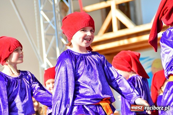 Zdjęcie w galerii na portalu naszraciborz.pl: Kolorowi tancerze wystąpili na dziedzińcu Zamku Piastowskiego wiadomości z regionu