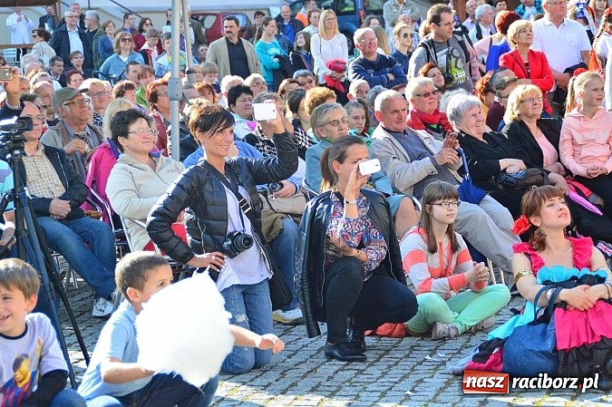 Zdjęcie w galerii na portalu naszraciborz.pl: Kolorowi tancerze wystąpili na dziedzińcu Zamku Piastowskiego wiadomości z regionu