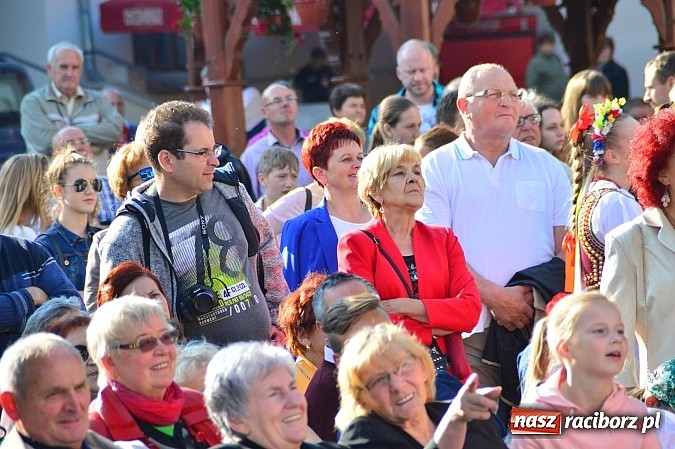 Zdjęcie w galerii na portalu naszraciborz.pl: Kolorowi tancerze wystąpili na dziedzińcu Zamku Piastowskiego wiadomości z regionu