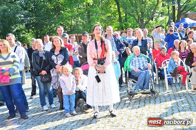 Zdjęcie w galerii na portalu naszraciborz.pl: Kolorowi tancerze wystąpili na dziedzińcu Zamku Piastowskiego wiadomości z regionu