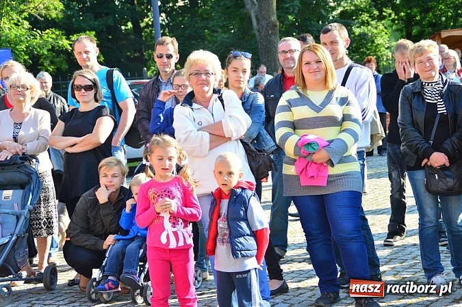 Zdjęcie w galerii na portalu naszraciborz.pl: Kolorowi tancerze wystąpili na dziedzińcu Zamku Piastowskiego wiadomości z regionu