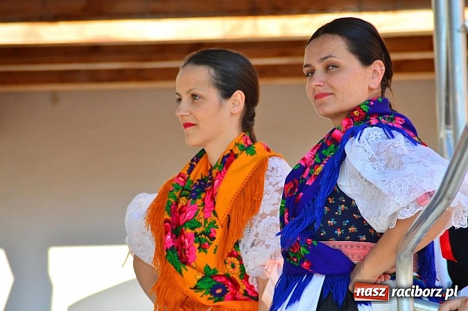 Zdjęcie w galerii na portalu naszraciborz.pl: Kolorowi tancerze wystąpili na dziedzińcu Zamku Piastowskiego wiadomości z regionu