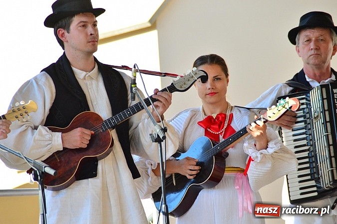 Zdjęcie w galerii na portalu naszraciborz.pl: Kolorowi tancerze wystąpili na dziedzińcu Zamku Piastowskiego wiadomości z regionu