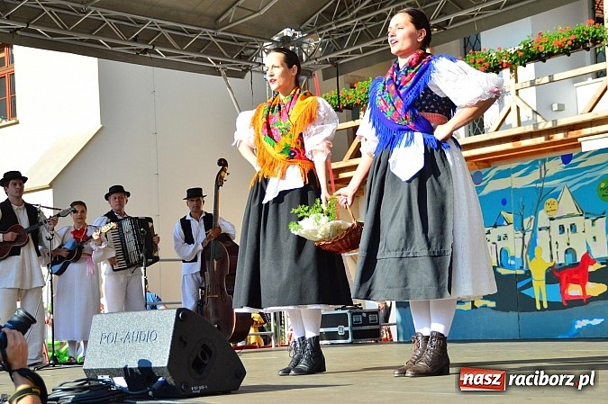 Zdjęcie w galerii na portalu naszraciborz.pl: Kolorowi tancerze wystąpili na dziedzińcu Zamku Piastowskiego wiadomości z regionu