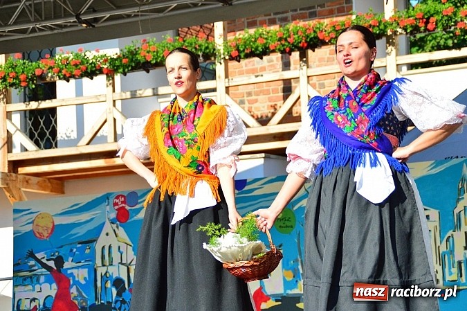 Zdjęcie w galerii na portalu naszraciborz.pl: Kolorowi tancerze wystąpili na dziedzińcu Zamku Piastowskiego wiadomości z regionu