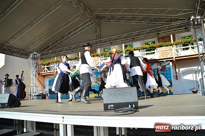 Zdjęcie w galerii na portalu naszraciborz.pl: Kolorowi tancerze wystąpili na dziedzińcu Zamku Piastowskiego wiadomości z regionu