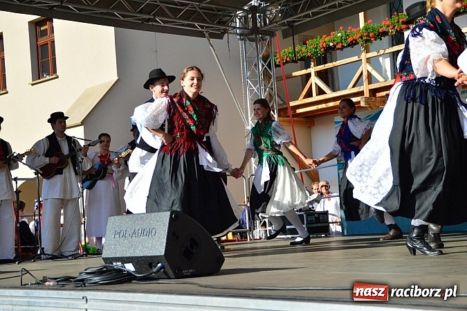 Zdjęcie w galerii na portalu naszraciborz.pl: Kolorowi tancerze wystąpili na dziedzińcu Zamku Piastowskiego wiadomości z regionu