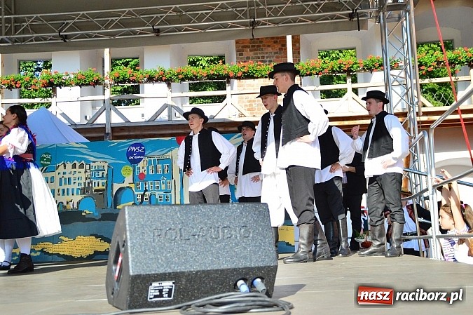 Zdjęcie w galerii na portalu naszraciborz.pl: Kolorowi tancerze wystąpili na dziedzińcu Zamku Piastowskiego wiadomości z regionu