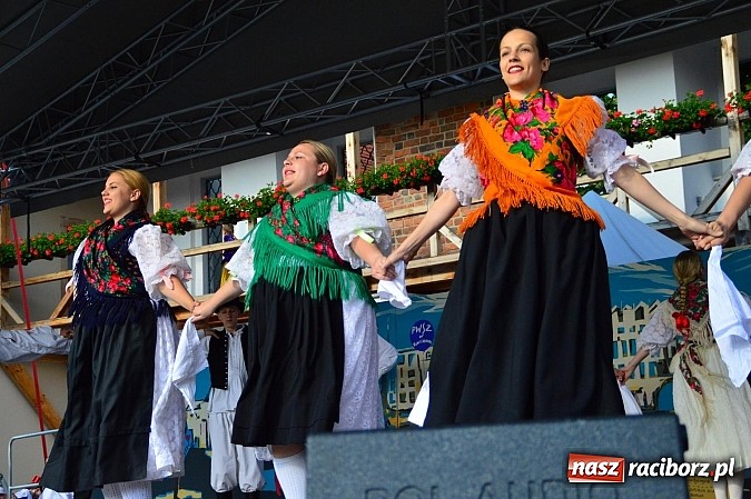 Zdjęcie w galerii na portalu naszraciborz.pl: Kolorowi tancerze wystąpili na dziedzińcu Zamku Piastowskiego wiadomości z regionu
