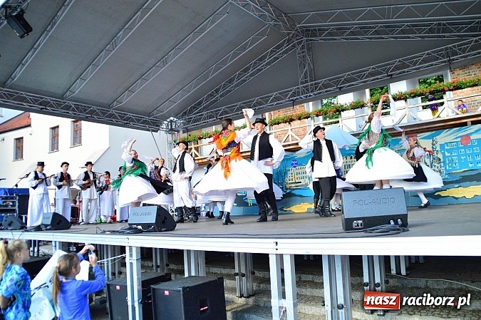 Zdjęcie w galerii na portalu naszraciborz.pl: Kolorowi tancerze wystąpili na dziedzińcu Zamku Piastowskiego wiadomości z regionu