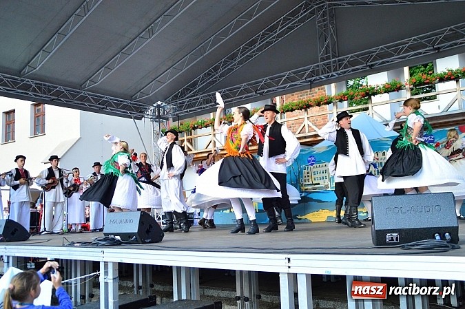 Zdjęcie w galerii na portalu naszraciborz.pl: Kolorowi tancerze wystąpili na dziedzińcu Zamku Piastowskiego wiadomości z regionu