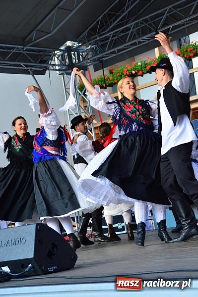 Zdjęcie w galerii na portalu naszraciborz.pl: Kolorowi tancerze wystąpili na dziedzińcu Zamku Piastowskiego wiadomości z regionu
