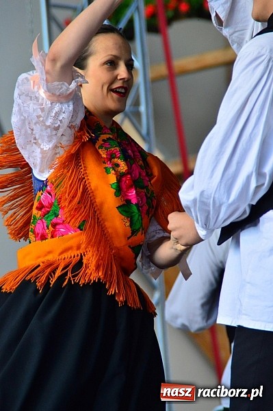 Zdjęcie w galerii na portalu naszraciborz.pl: Kolorowi tancerze wystąpili na dziedzińcu Zamku Piastowskiego wiadomości z regionu