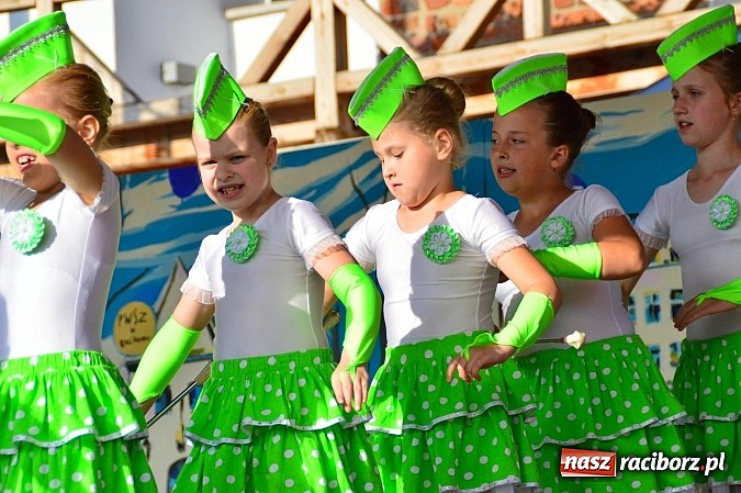 Zdjęcie w galerii na portalu naszraciborz.pl: Kolorowi tancerze wystąpili na dziedzińcu Zamku Piastowskiego wiadomości z regionu