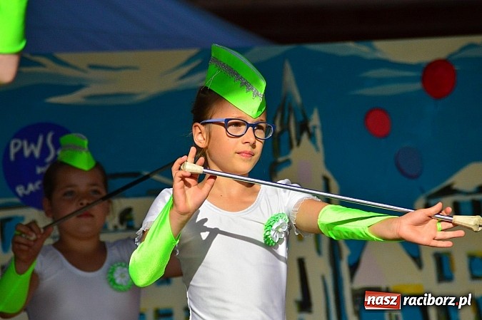 Zdjęcie w galerii na portalu naszraciborz.pl: Kolorowi tancerze wystąpili na dziedzińcu Zamku Piastowskiego wiadomości z regionu