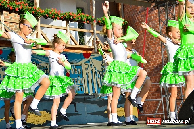 Zdjęcie w galerii na portalu naszraciborz.pl: Kolorowi tancerze wystąpili na dziedzińcu Zamku Piastowskiego wiadomości z regionu